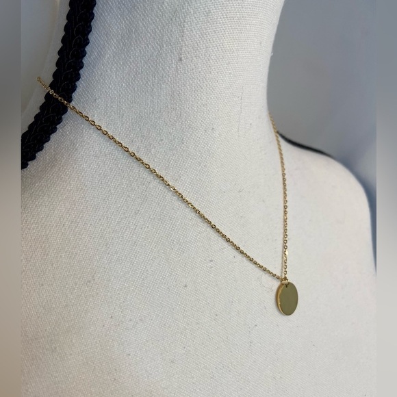 Dainty Gold stainless steel engraved Flower on‎ delicate Chain necklace - Picture 8 of 13